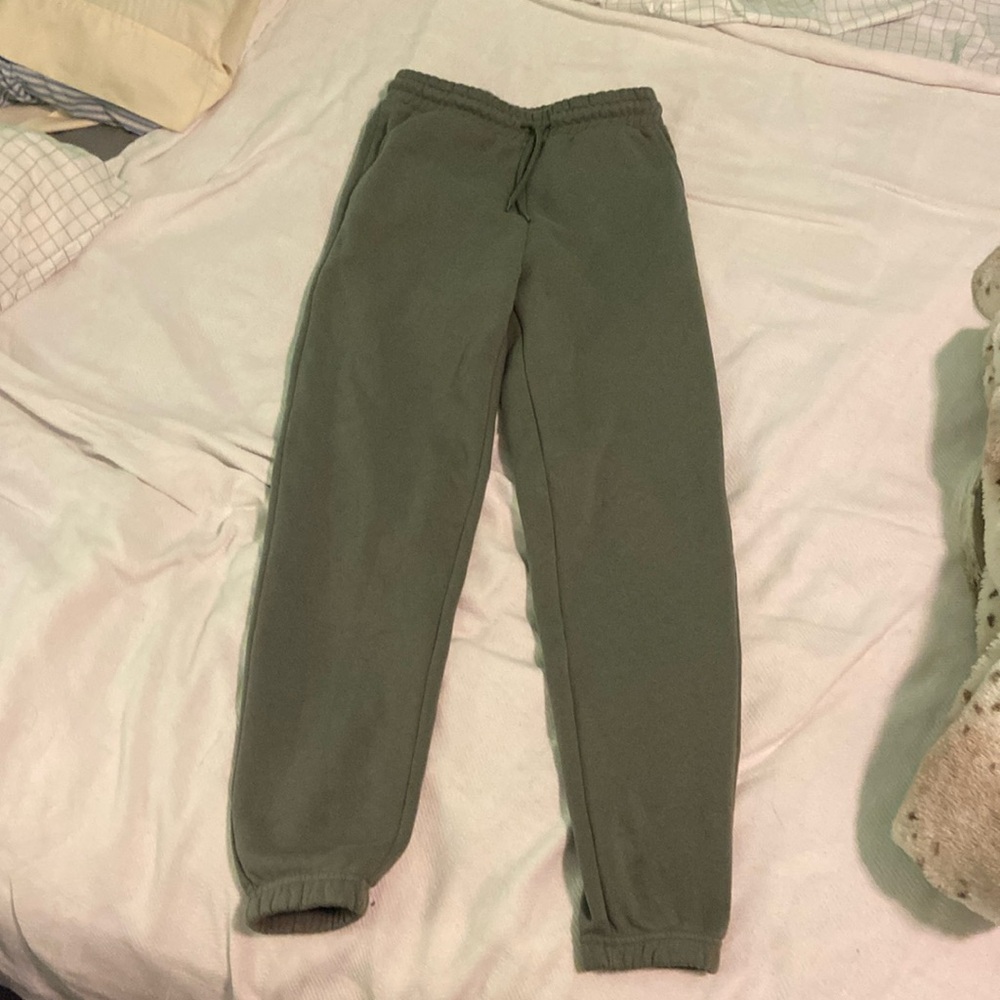 FOREVER 21 
Women’s small army green sweatpants